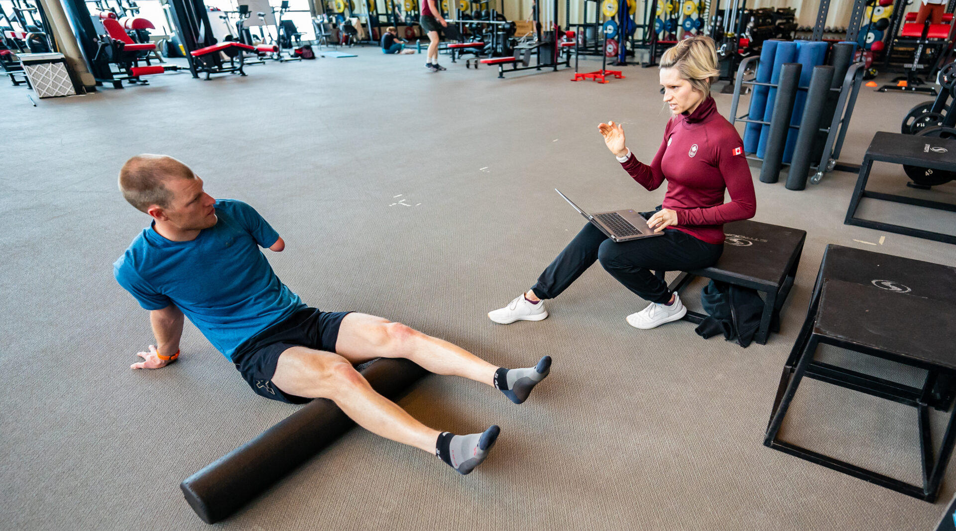 Para cross country skier Mark Arendz speaks with strength coach Anna Aylwin in the Canadian Sport Institute Calgary high performance training facilities in Calgary, AB on March 27, 2023. (Photo: Dave Holland/CSI Calgary).